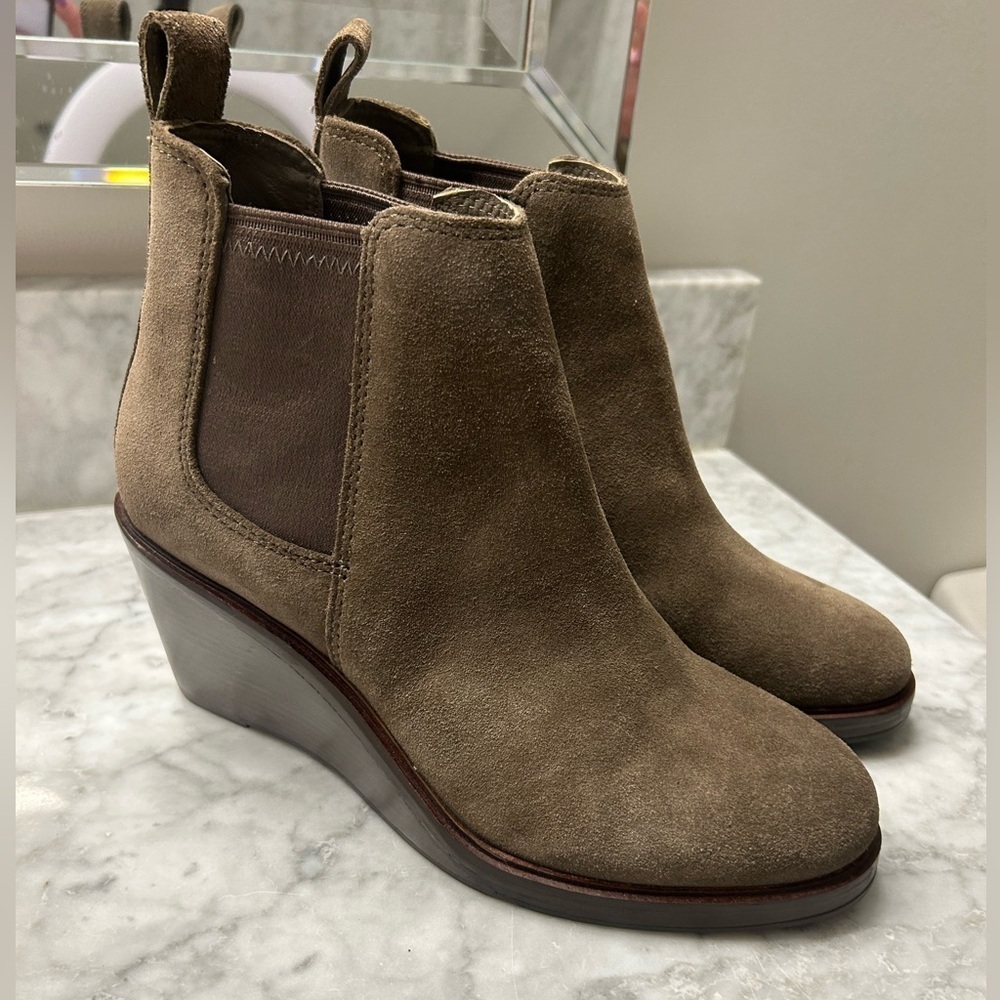Clarks Clarkdale 2 Suede Wedge Ankle Boots women’s size 8.5 new with tags green